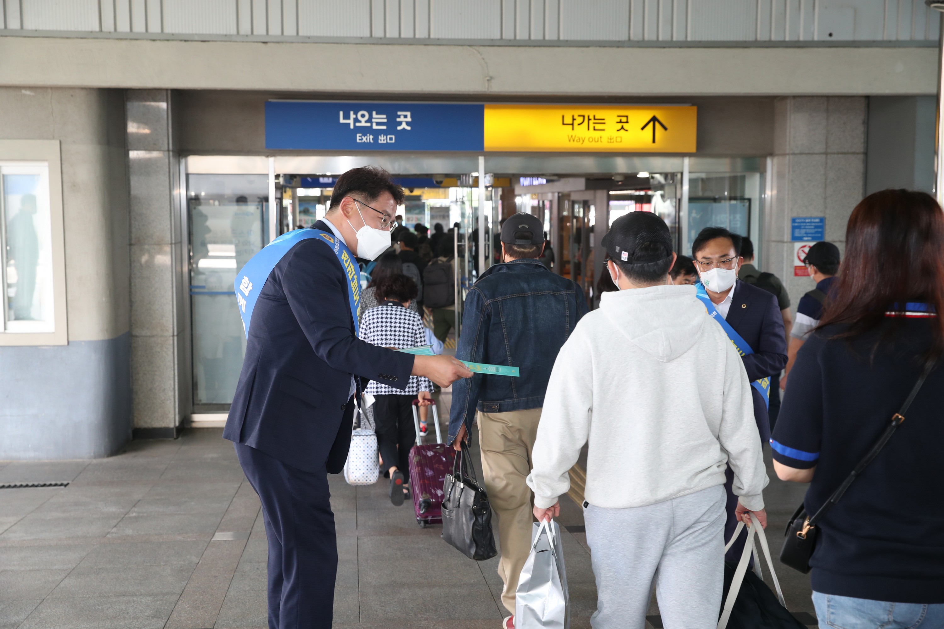 전라남도 의과대학 유치 대책 위원회 추석 명절 고향 방문객 홍보 첨부이미지 : 22년09월08일 전라남도 의과대학 유치 대책 위원회 추석 명절 고향 방문개 홍보(목포) - 015.jpg