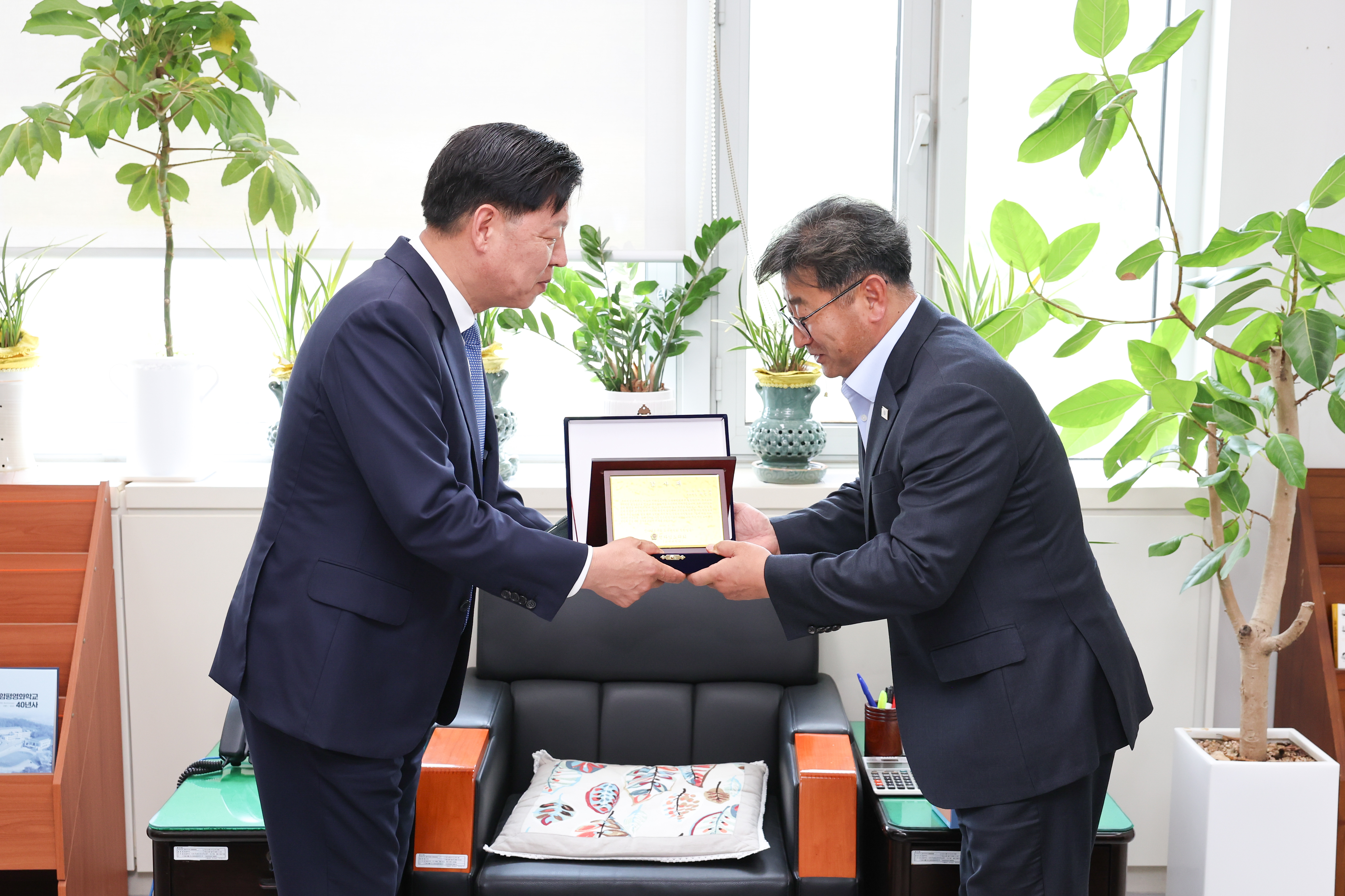 26년06월10일 교육위위원회 부위원장 최정훈 감사패 전달식 (3)2