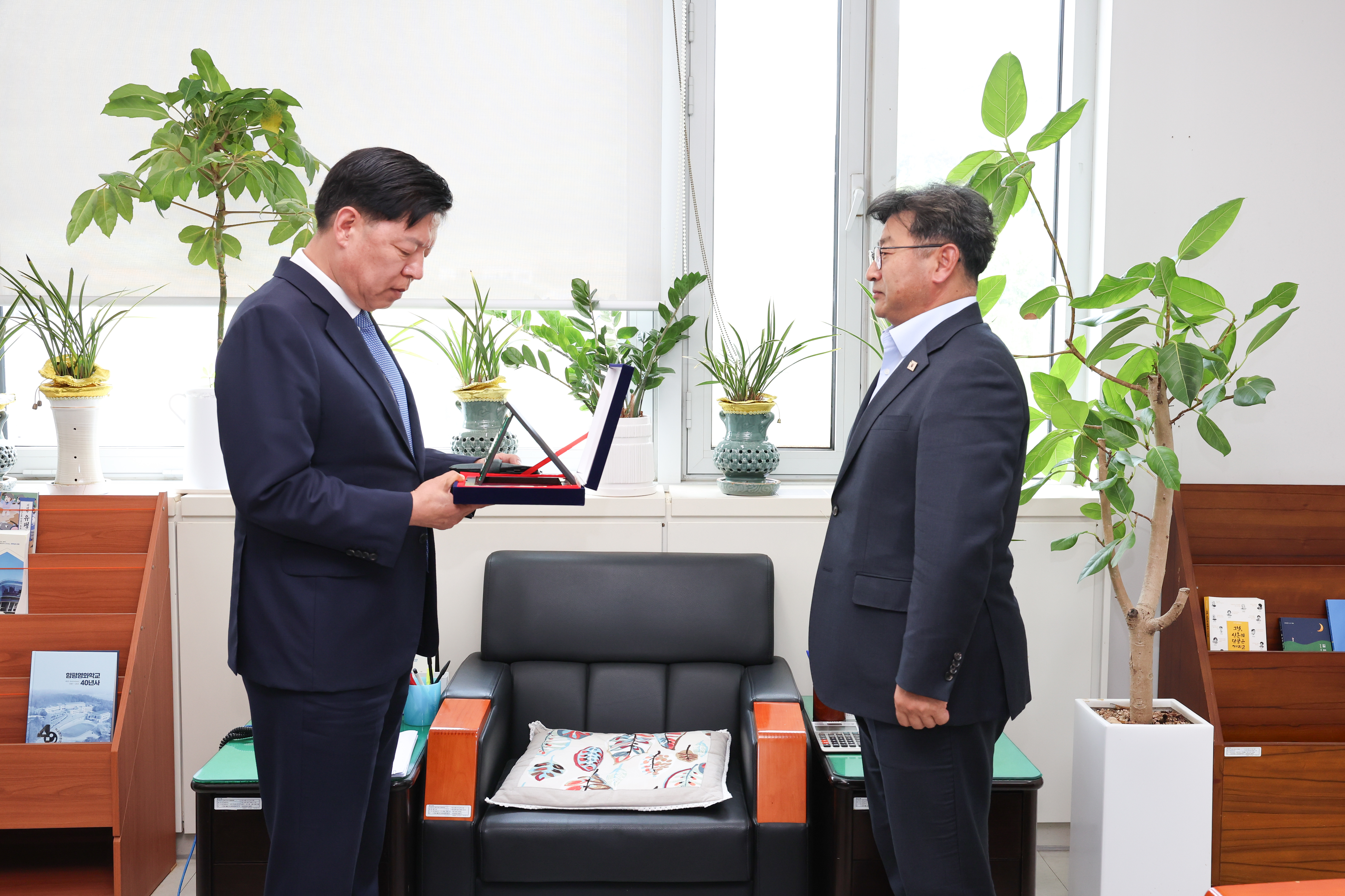 26년06월10일 교육위위원회 부위원장 최정훈 감사패 전달식 (2)5
