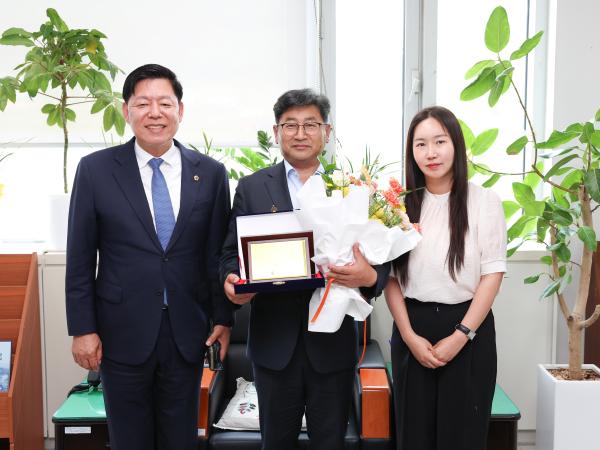 26년06월10일 교육위위원회 부위원장 최정훈 감사패 전달식 (4) 4