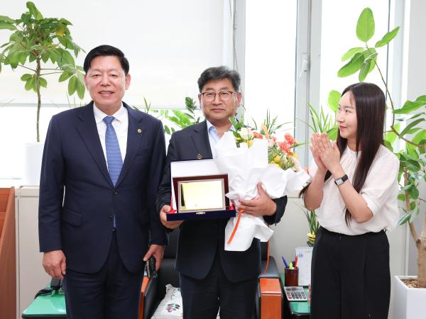 26년06월10일 교육위위원회 부위원장 최정훈 감사패 전달식 (5) 3