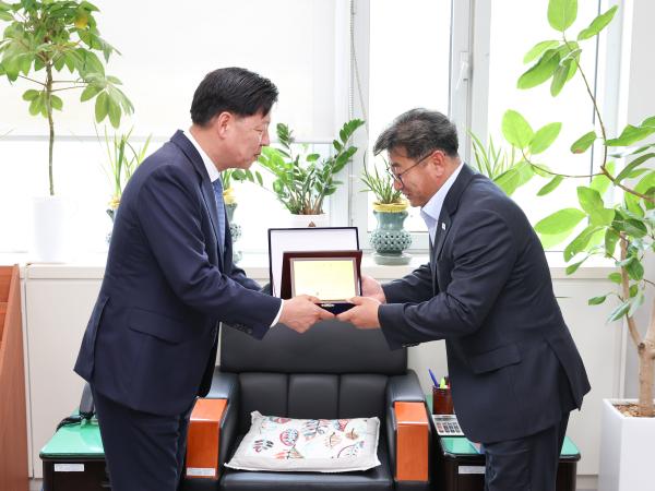 26년06월10일 교육위위원회 부위원장 최정훈 감사패 전달식 (3) 2