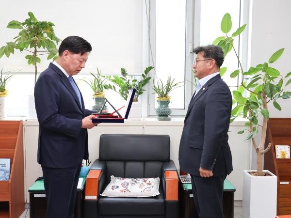 26년06월10일 교육위위원회 부위원장 최정훈 감사패 전달식 (2) 5