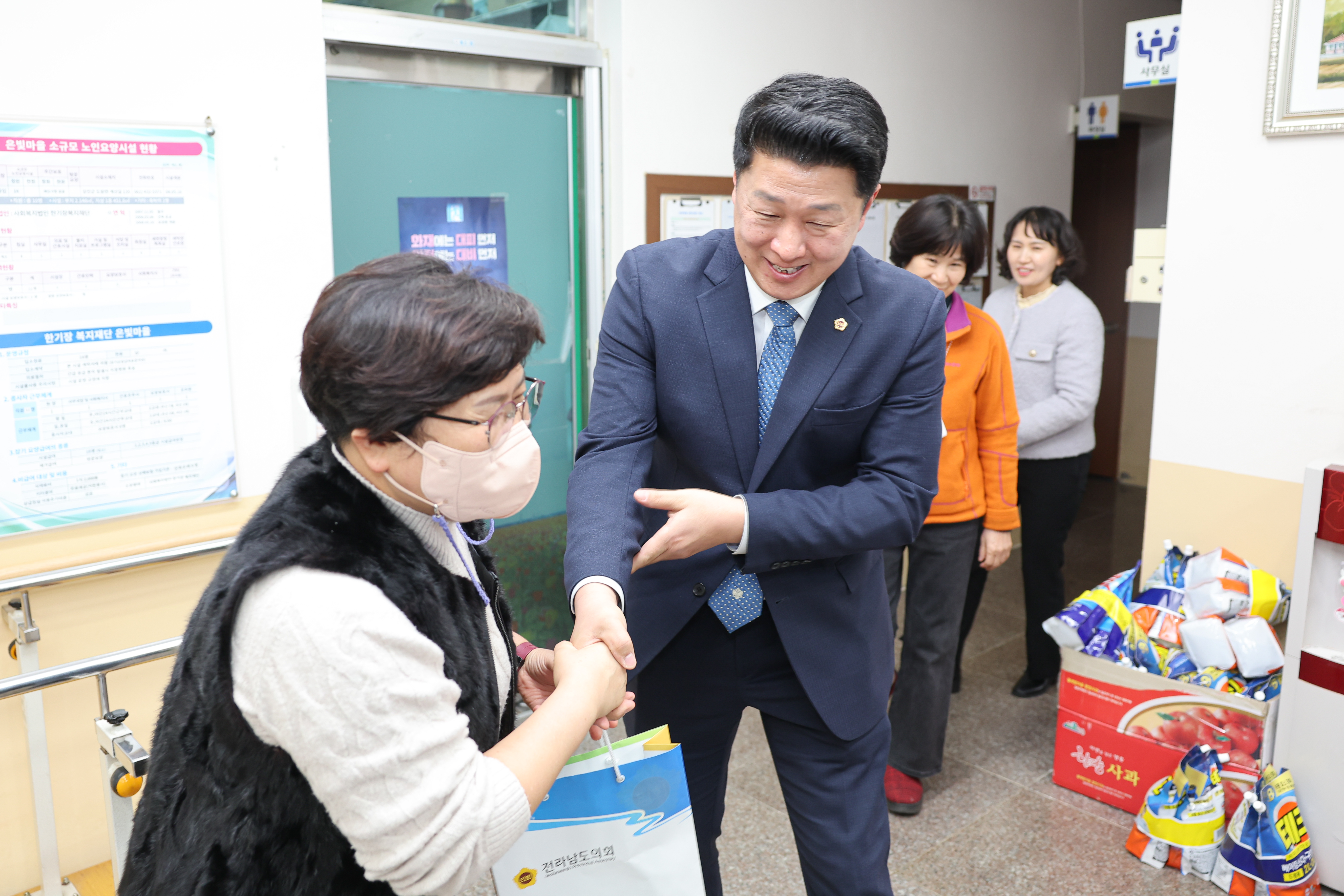 26년02월10일 농수산위원회 부위원장 설 맞이 사회복지시설 위문 (12)7