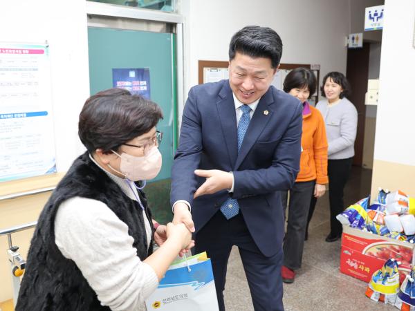 26년02월10일 농수산위원회 부위원장 설 맞이 사회복지시설 위문 (12) 7