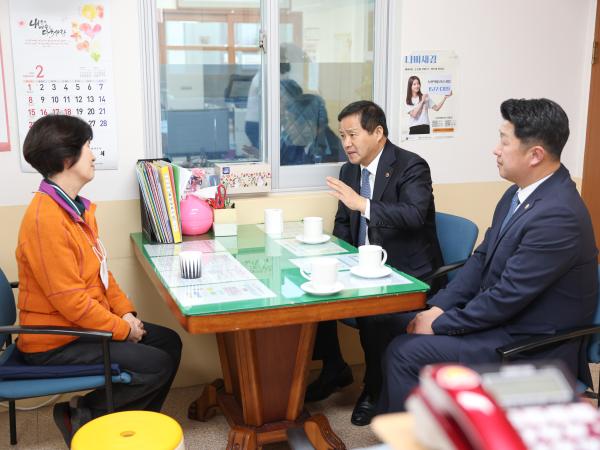 26년02월10일 농수산위원회 부위원장 설 맞이 사회복지시설 위문 (7) 4