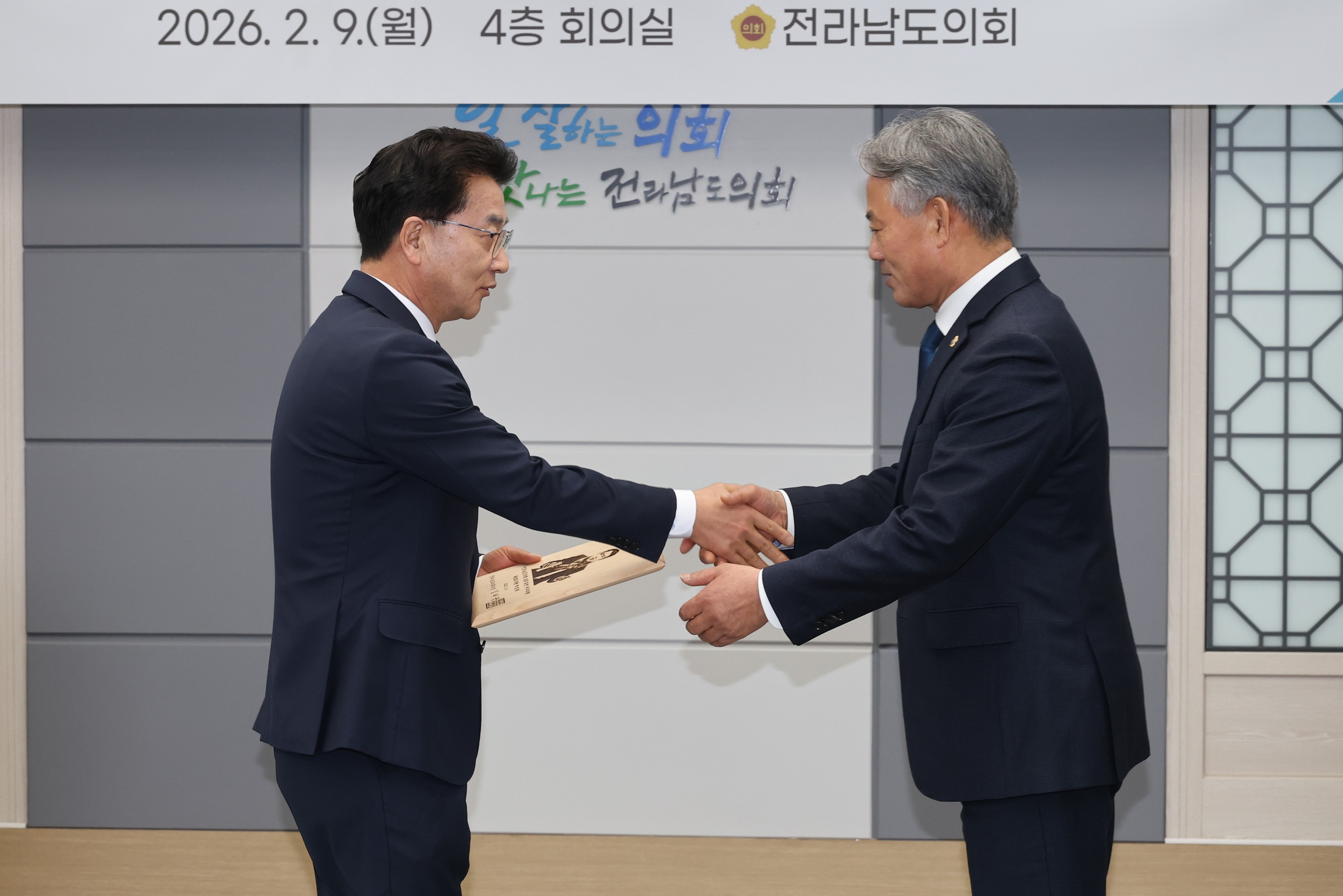 26년2월9일 2025년동 ESG 실천 우수의원ㆍ부서 시상상 - 0104