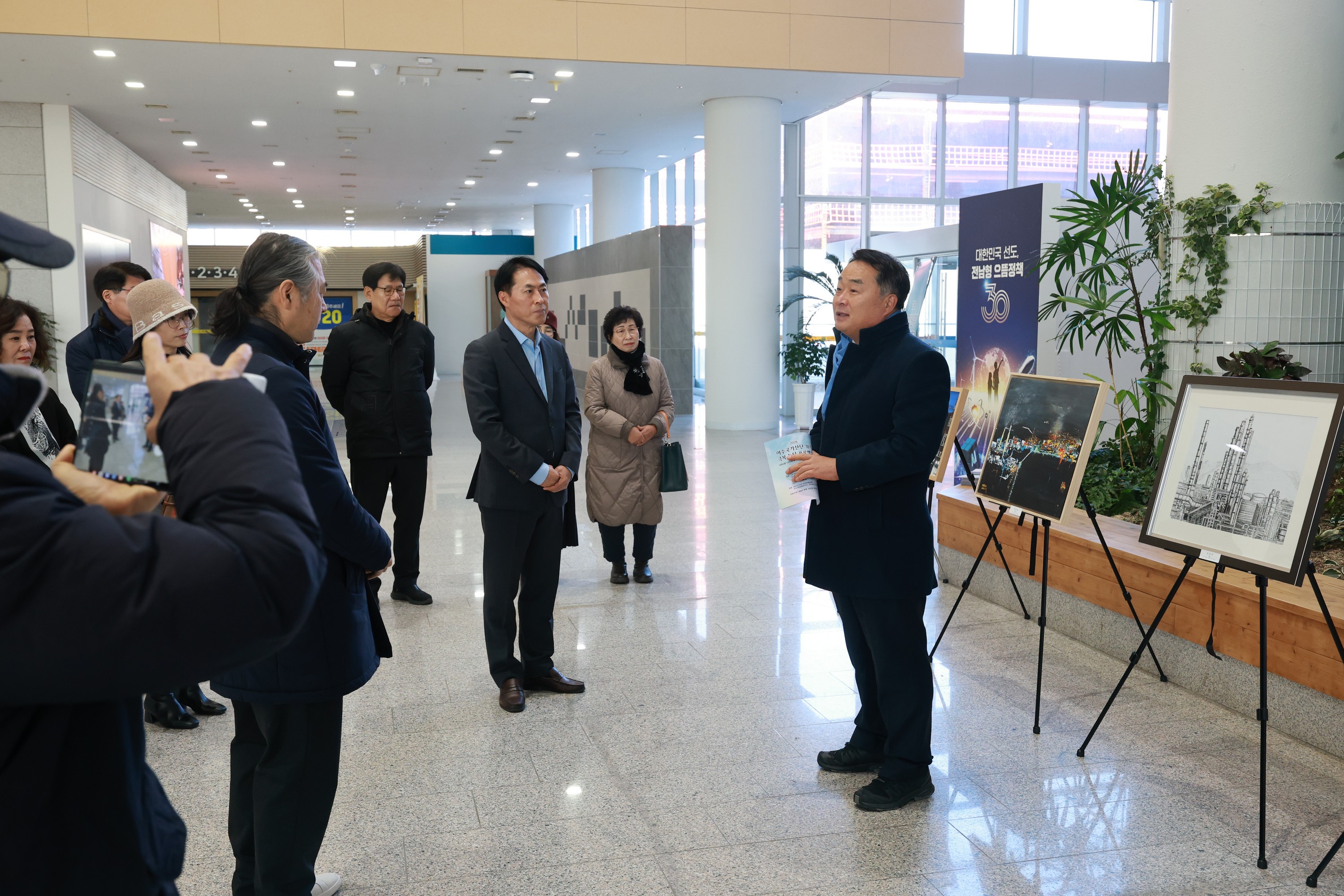 26년01월06일 여수국가산단 위기극복을 위한 미술 전시회 - 0096