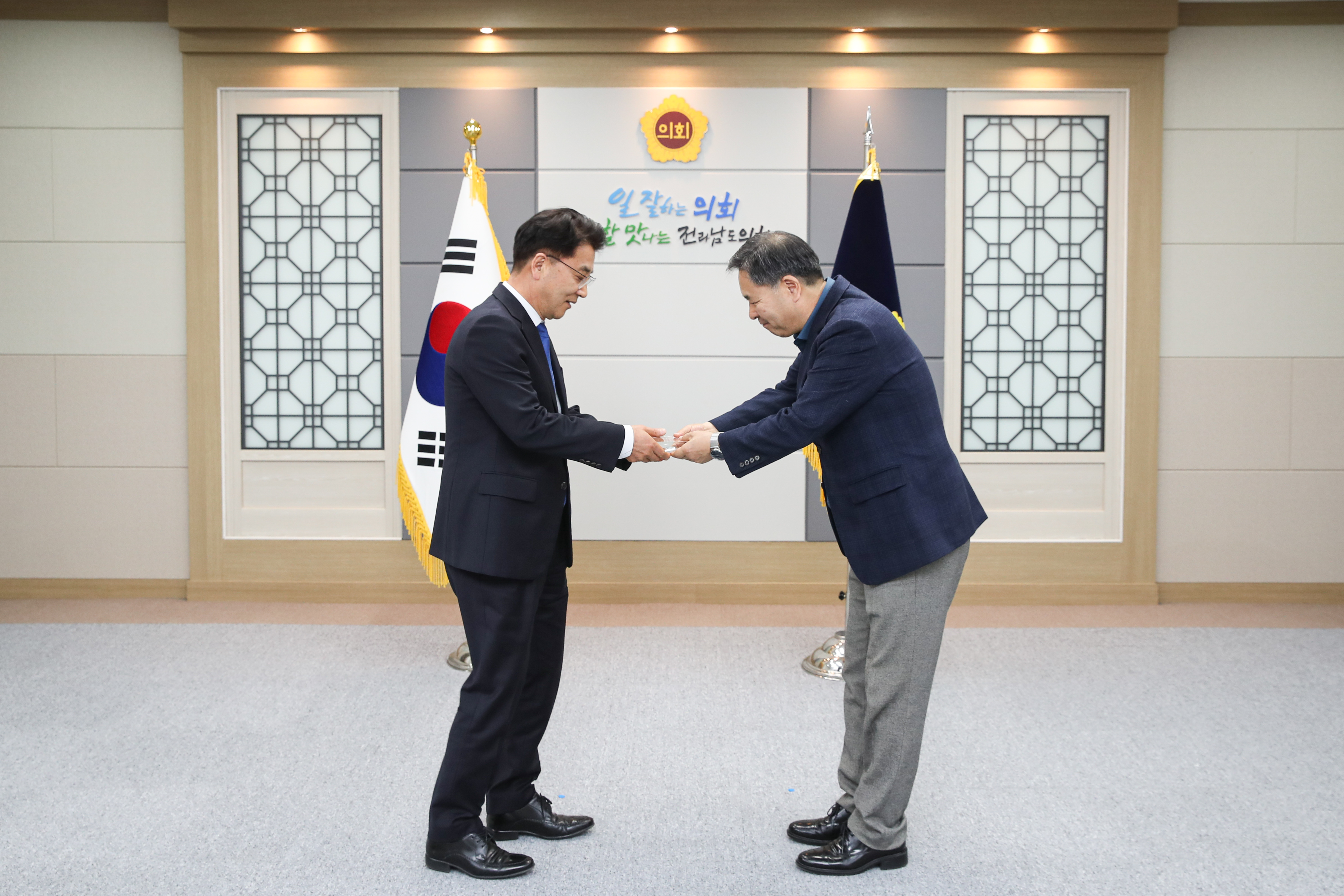 전라남도장애인체육회, 전라남도의장 감사패 수여 첨부이미지 : 24년12월27일 전라남도장애인체육회_ 전라남도의장 감사패 수여_03.jpg