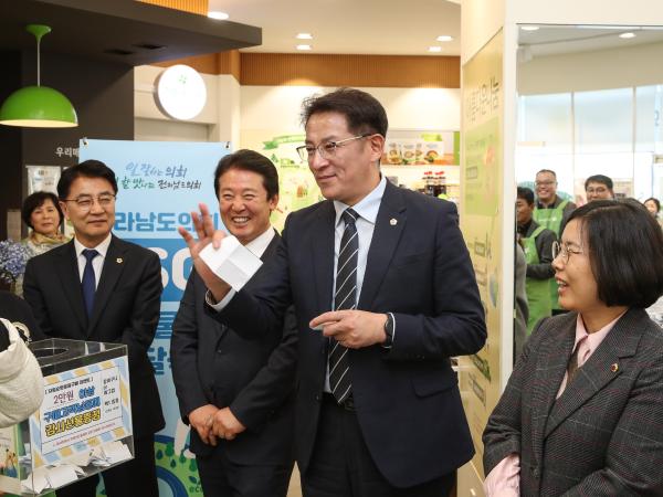 전라남도의회 ESG 기부물품 전달식 첨부이미지 : 24년12월05일 전라남도의회 ESG 기부물품 전달식_17.jpg
