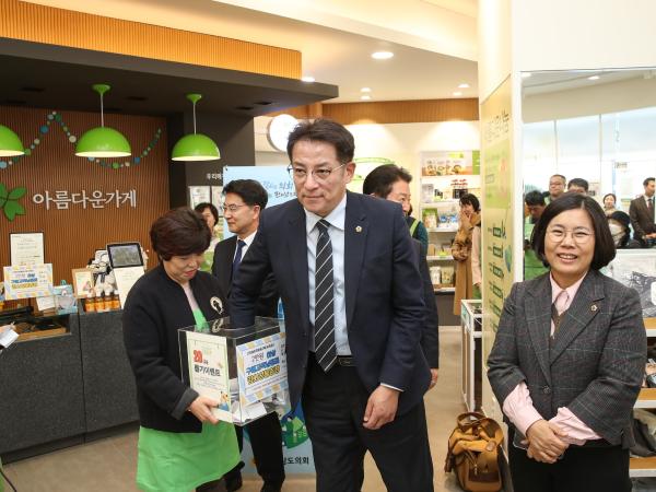 전라남도의회 ESG 기부물품 전달식 첨부이미지 : 24년12월05일 전라남도의회 ESG 기부물품 전달식_16.jpg