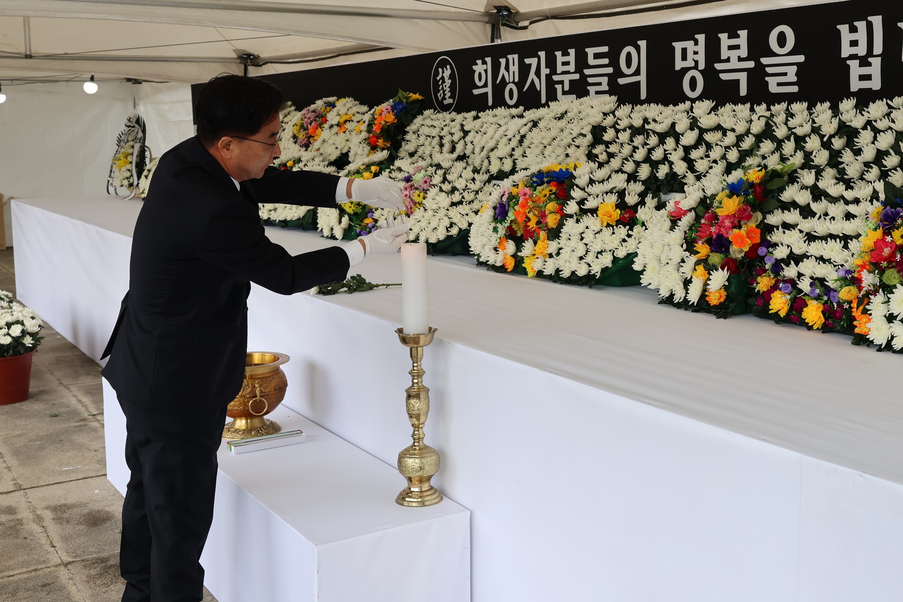 제주항공 여객기 사고 합동분향소 참배 첨부이미지 : 24년12월30일 제주항공 여객기 사고 전라남도의회 합동분향 - 004.jpg