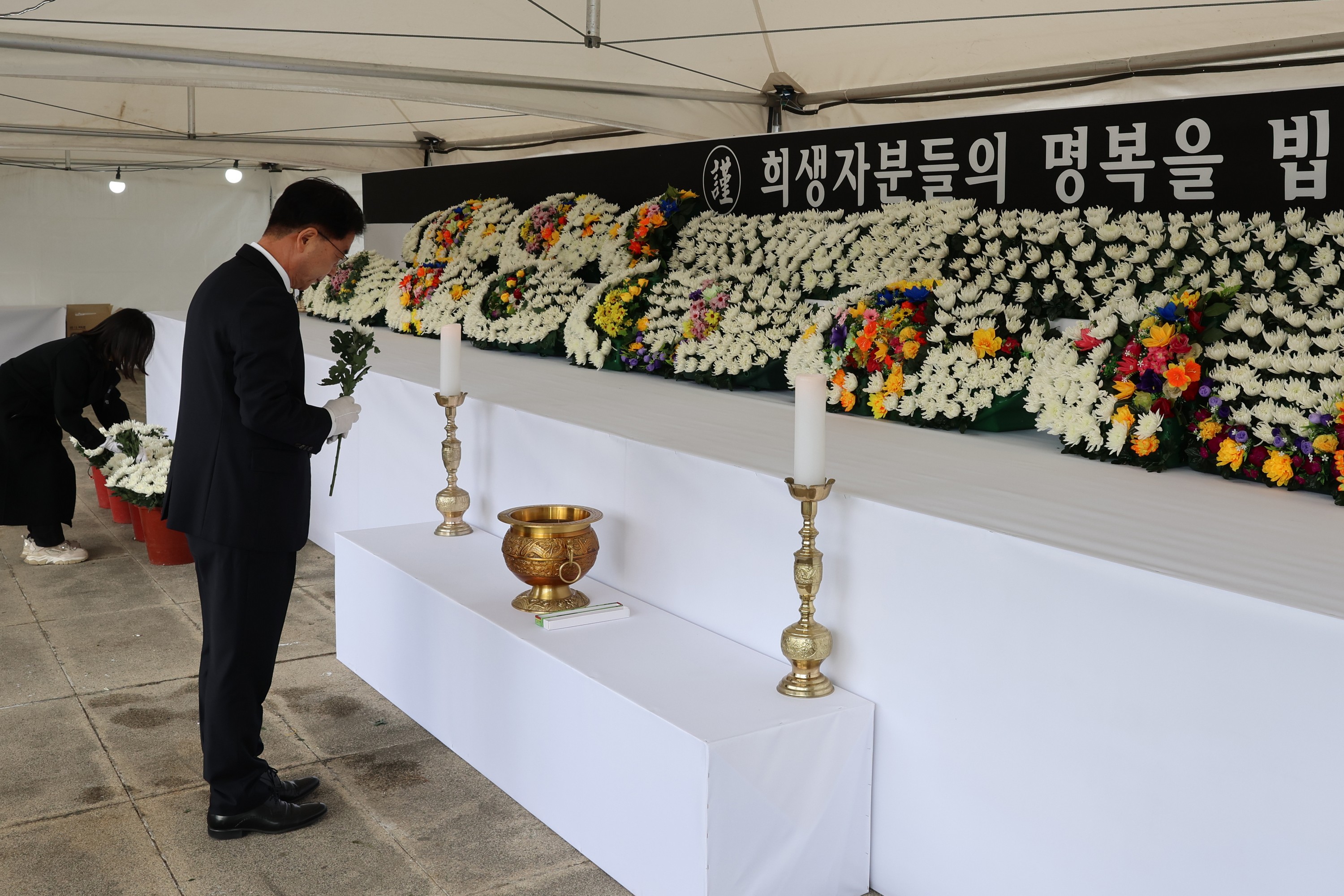 제주항공 여객기 사고 합동분향소 참배 첨부이미지 : 24년12월30일 제주항공 여객기 사고 전라남도의회 합동분향 - 002.jpg
