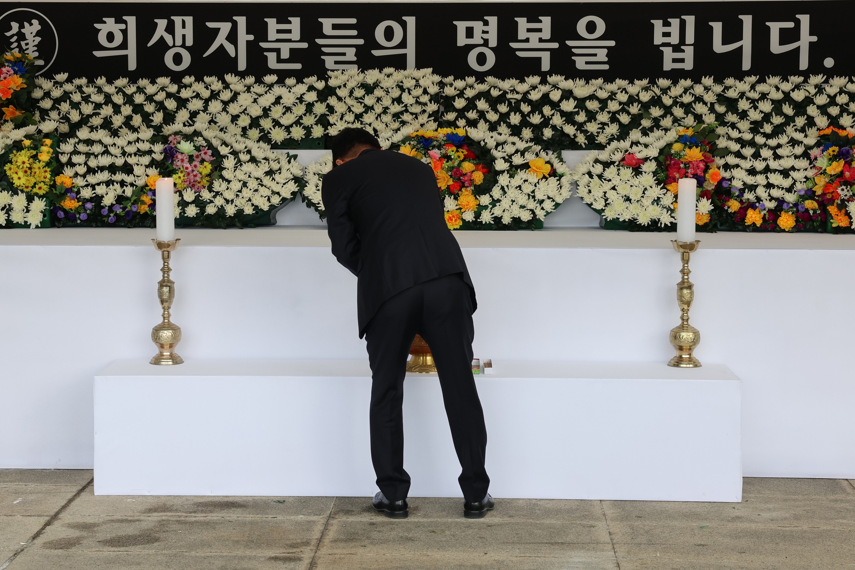 제주항공 여객기 사고 합동분향소 참배 첨부이미지 : 24년12월30일 제주항공 여객기 사고 전라남도의회 합동분향 - 005.jpg