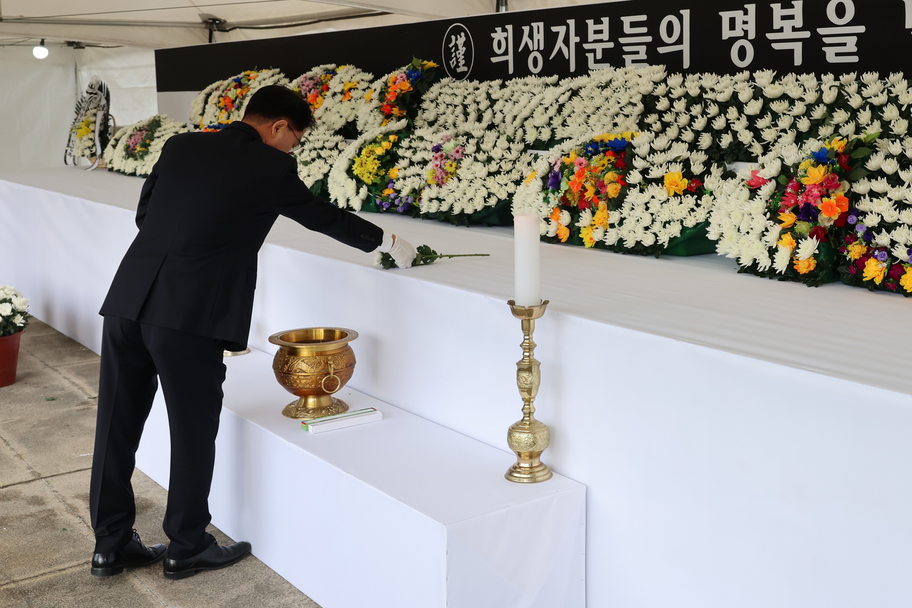제주항공 여객기 사고 합동분향소 참배 첨부이미지 : 24년12월30일 제주항공 여객기 사고 전라남도의회 합동분향 - 003.jpg