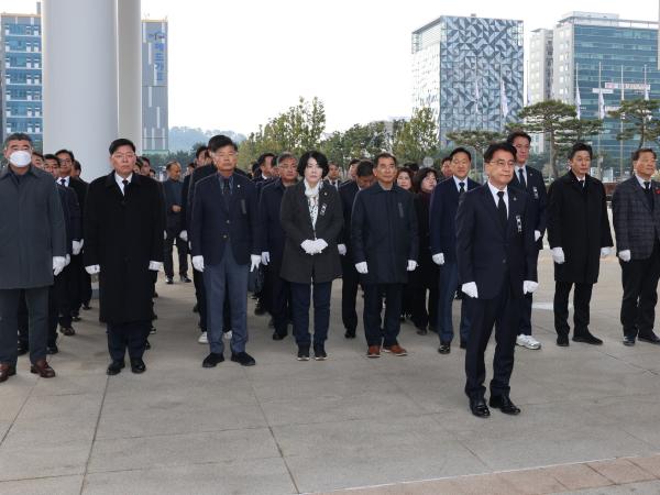 제주항공 여객기 사고 합동분향소 참배 첨부이미지 : 24년12월30일 제주항공 여객기 사고 전라남도의회 합동분향 - 001.jpg