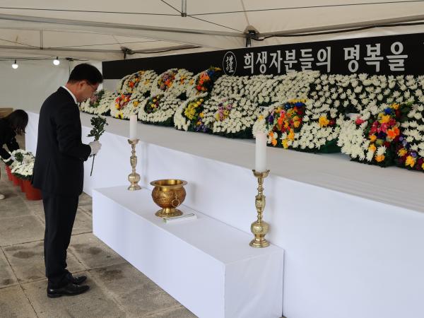 제주항공 여객기 사고 합동분향소 참배 첨부이미지 : 24년12월30일 제주항공 여객기 사고 전라남도의회 합동분향 - 002.jpg
