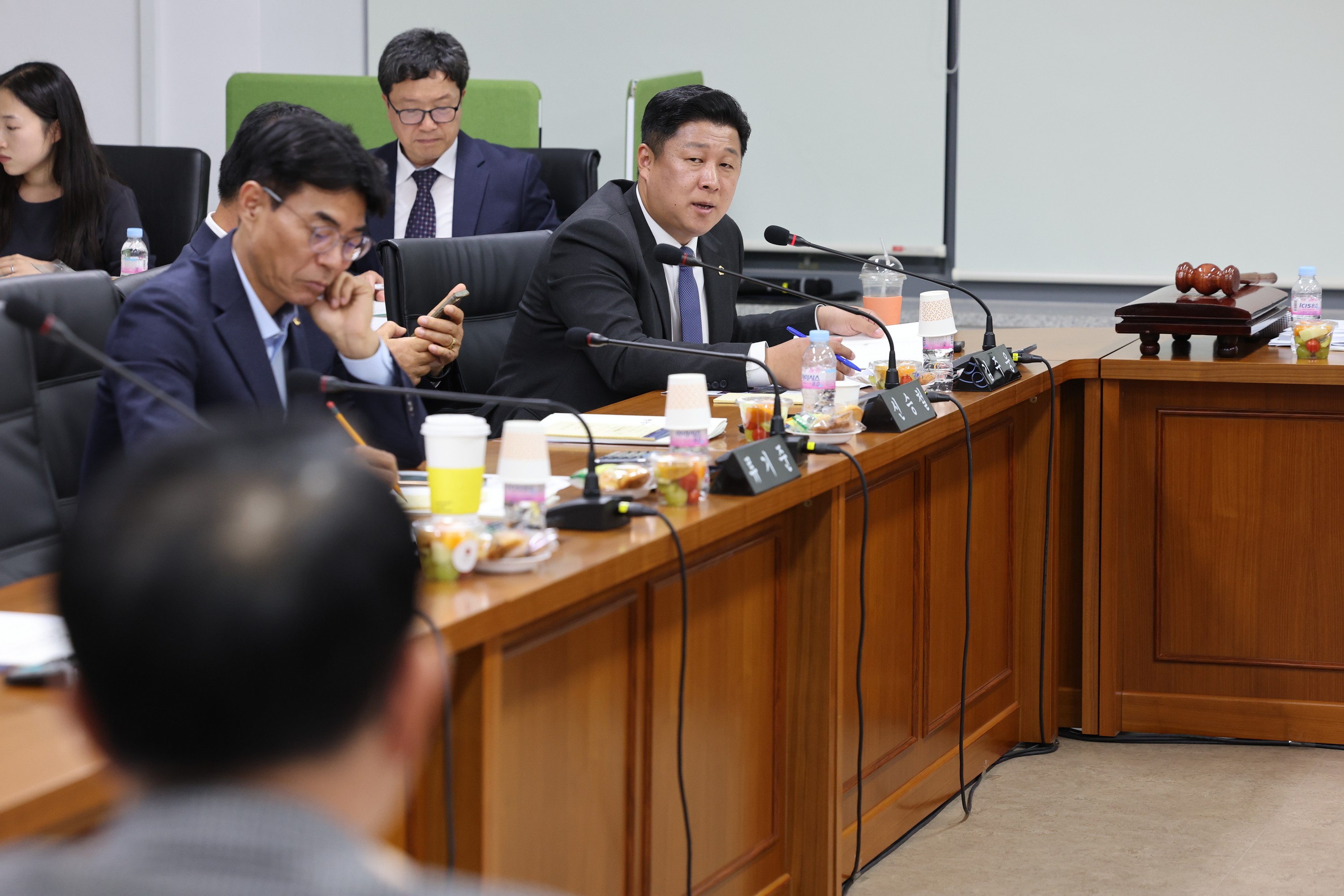 제386회 정례회 농수산위원회 행정사무감사(남도장터) 첨부이미지 : 24년11월11일 제386회 정례회 농수산위원회 행정사무감사 - 135.jpg