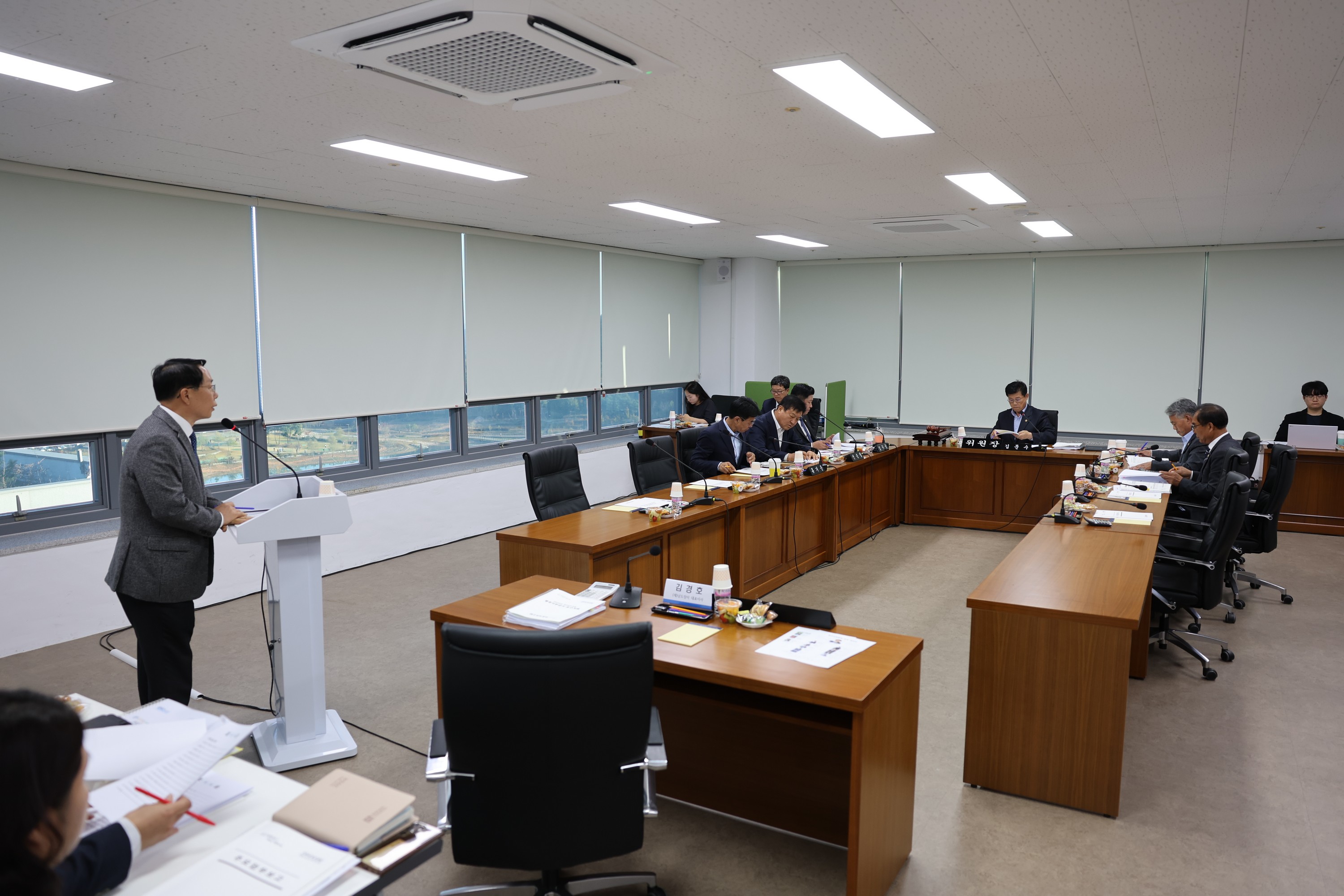 제386회 정례회 농수산위원회 행정사무감사(남도장터) 첨부이미지 : 24년11월11일 제386회 정례회 농수산위원회 행정사무감사 - 096.jpg