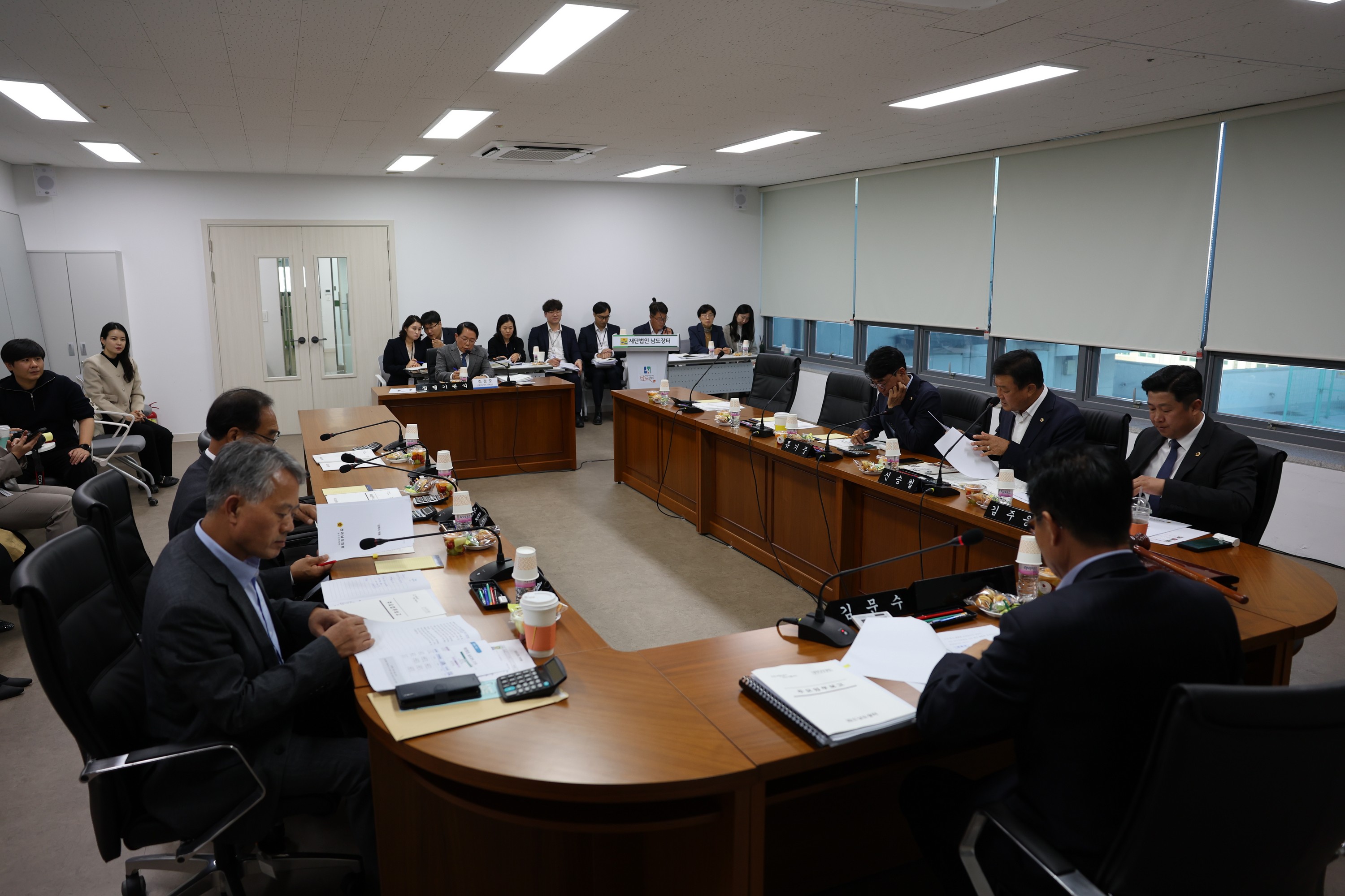 제386회 정례회 농수산위원회 행정사무감사(남도장터) 첨부이미지 : 24년11월11일 제386회 정례회 농수산위원회 행정사무감사 - 090.jpg