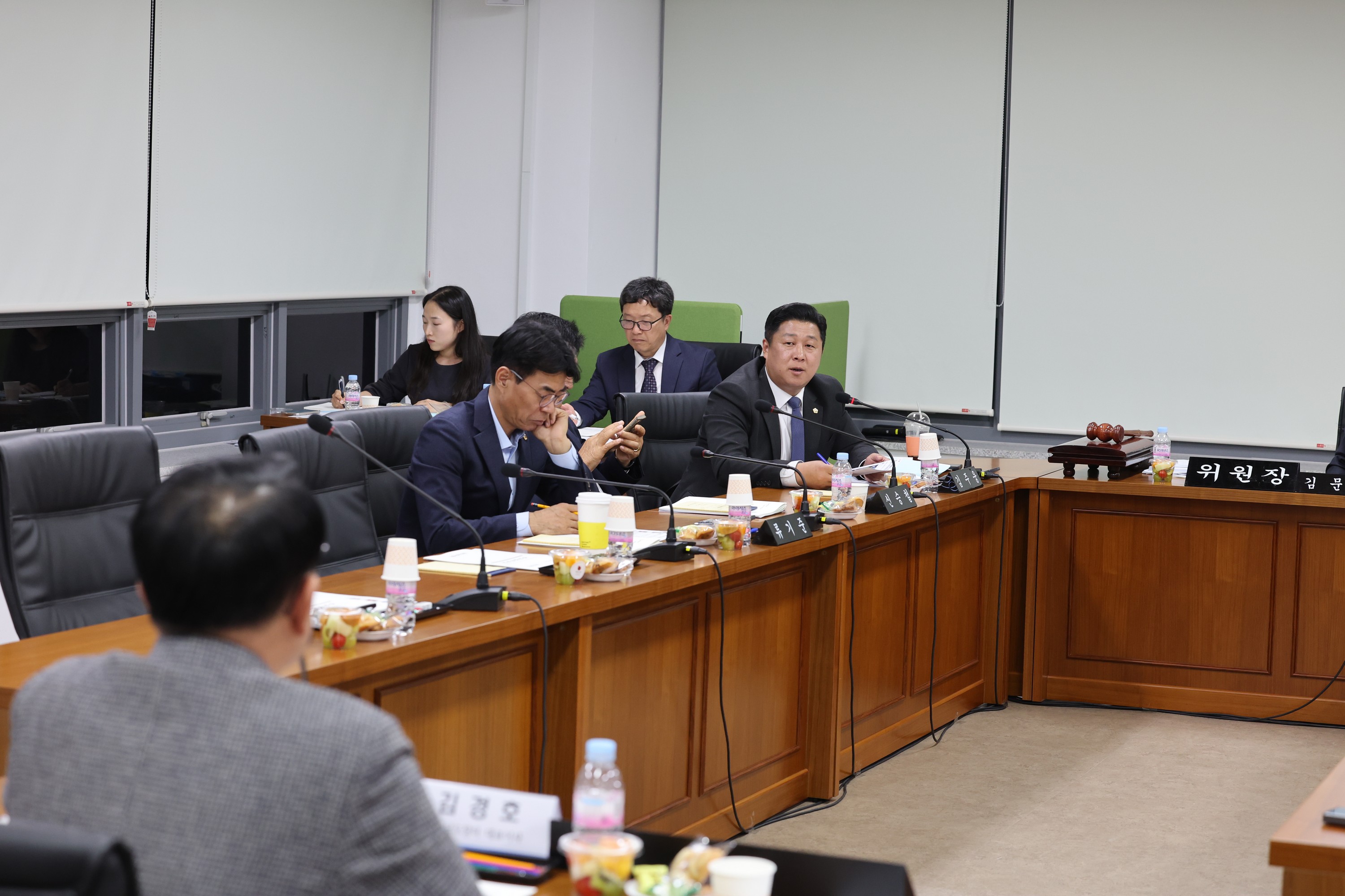 제386회 정례회 농수산위원회 행정사무감사(남도장터) 첨부이미지 : 24년11월11일 제386회 정례회 농수산위원회 행정사무감사 - 138.jpg
