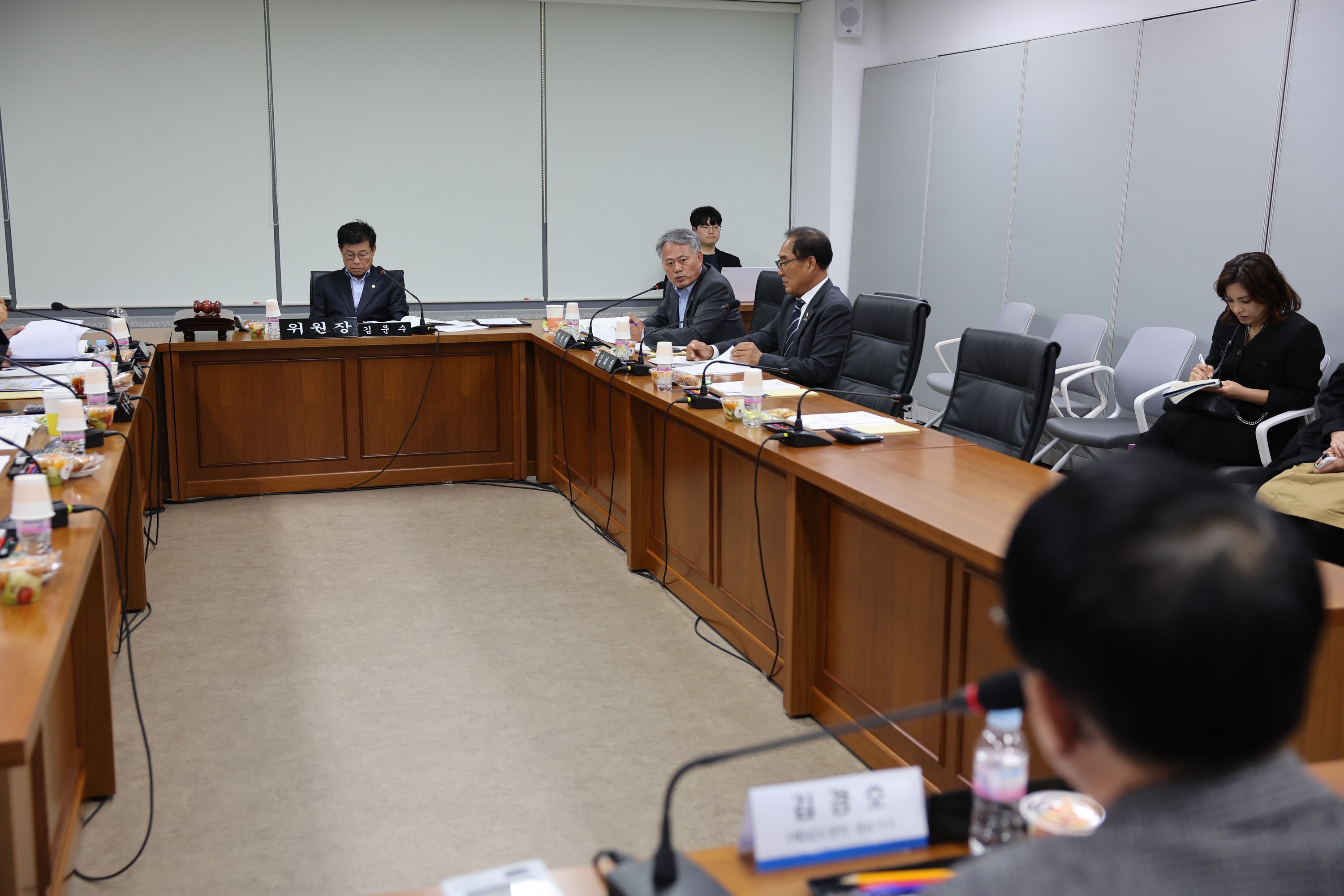 제386회 정례회 농수산위원회 행정사무감사(남도장터) 첨부이미지 : 24년11월11일 제386회 정례회 농수산위원회 행정사무감사 - 106.jpg