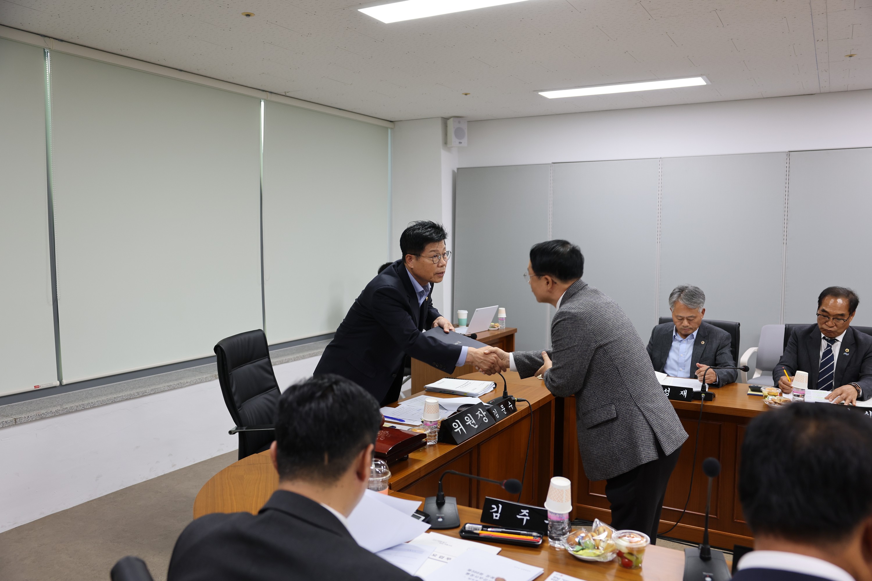 제386회 정례회 농수산위원회 행정사무감사(남도장터) 첨부이미지 : 24년11월11일 제386회 정례회 농수산위원회 행정사무감사 - 095.jpg