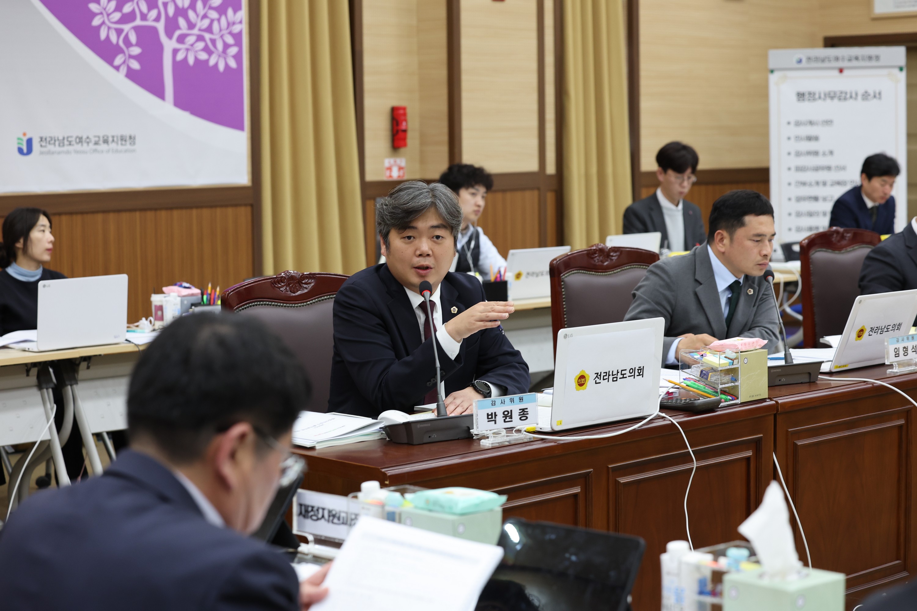 제386회 정례회 교육위원회 행정사무감사 첨부이미지 : 24년11월08일 제386회 정례회 교육위원회 행정사무감사 - 085.jpg