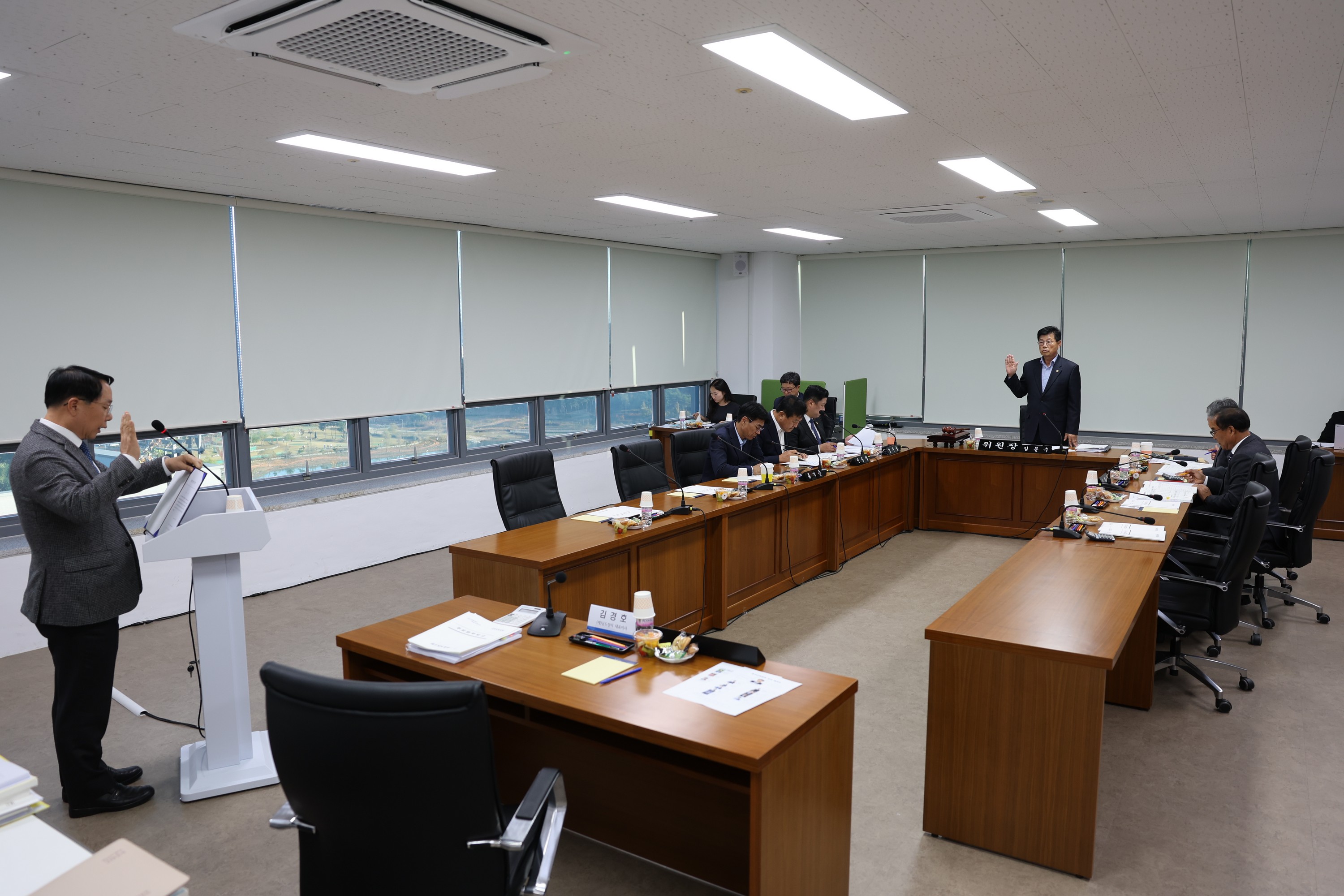 제386회 정례회 농수산위원회 행정사무감사(남도장터) 첨부이미지 : 24년11월11일 제386회 정례회 농수산위원회 행정사무감사 - 091.jpg