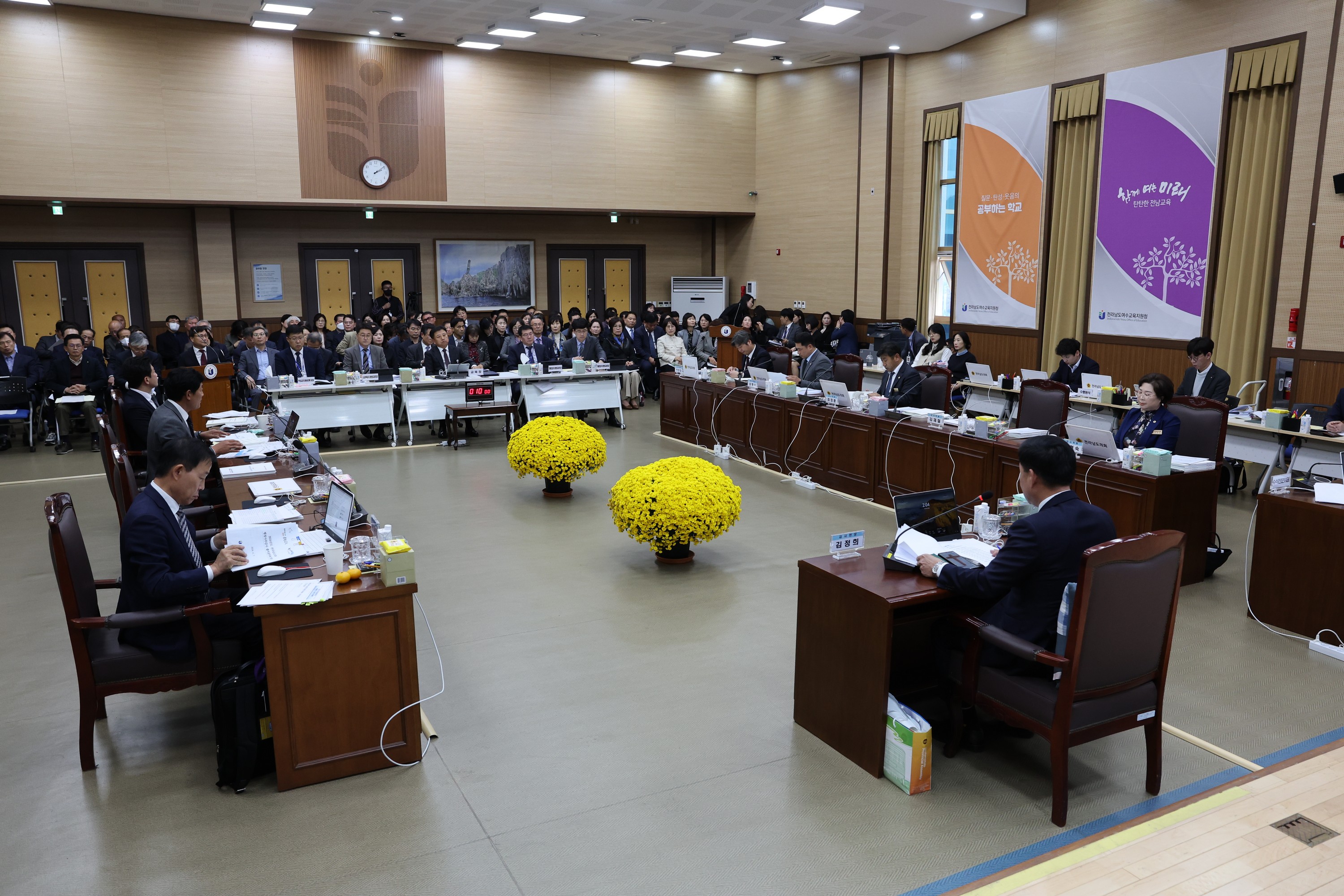 제386회 정례회 교육위원회 행정사무감사 첨부이미지 : 24년11월08일 제386회 정례회 교육위원회 행정사무감사 - 008.jpg