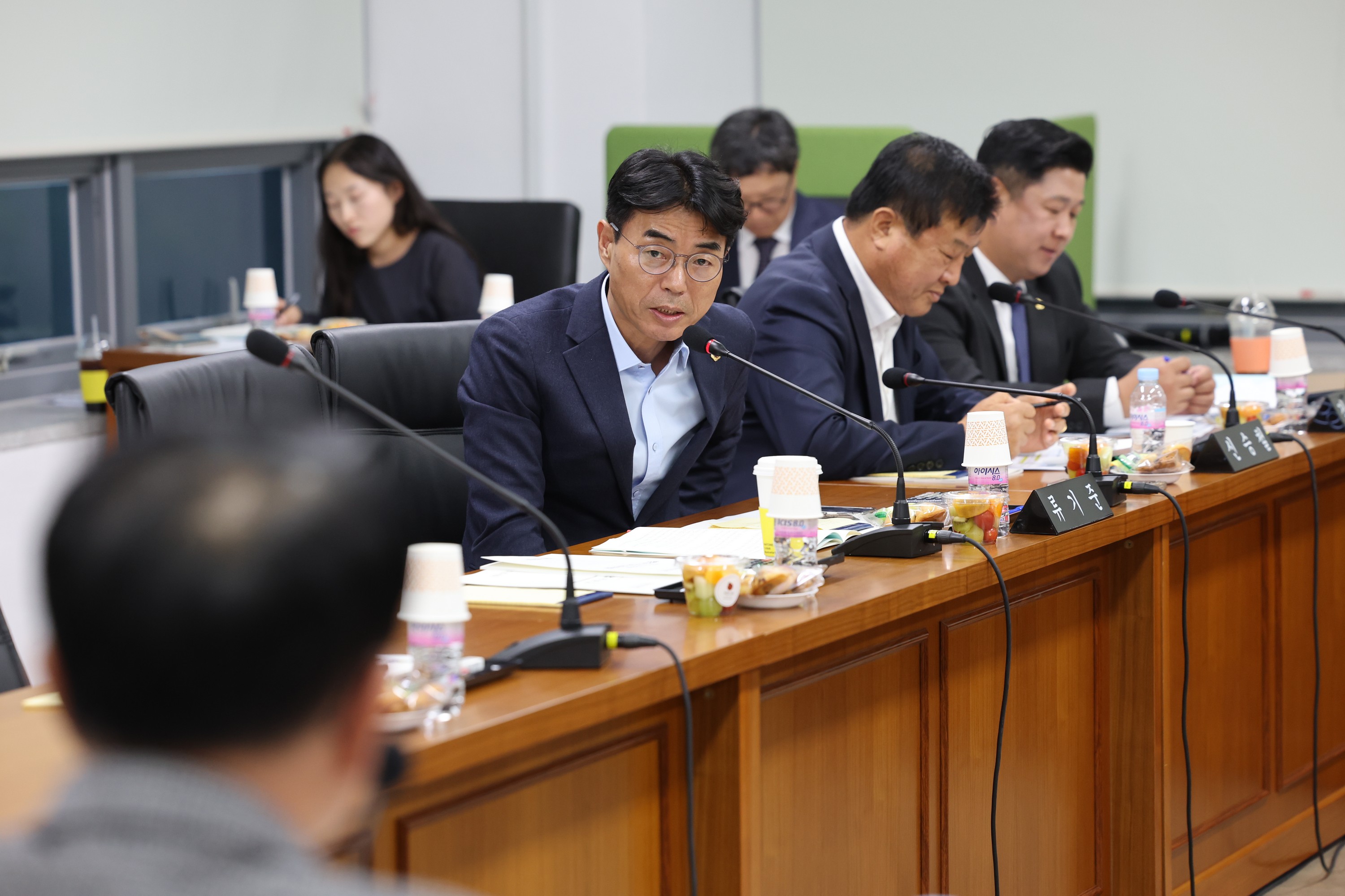 제386회 정례회 농수산위원회 행정사무감사(남도장터) 첨부이미지 : 24년11월11일 제386회 정례회 농수산위원회 행정사무감사 - 117.jpg