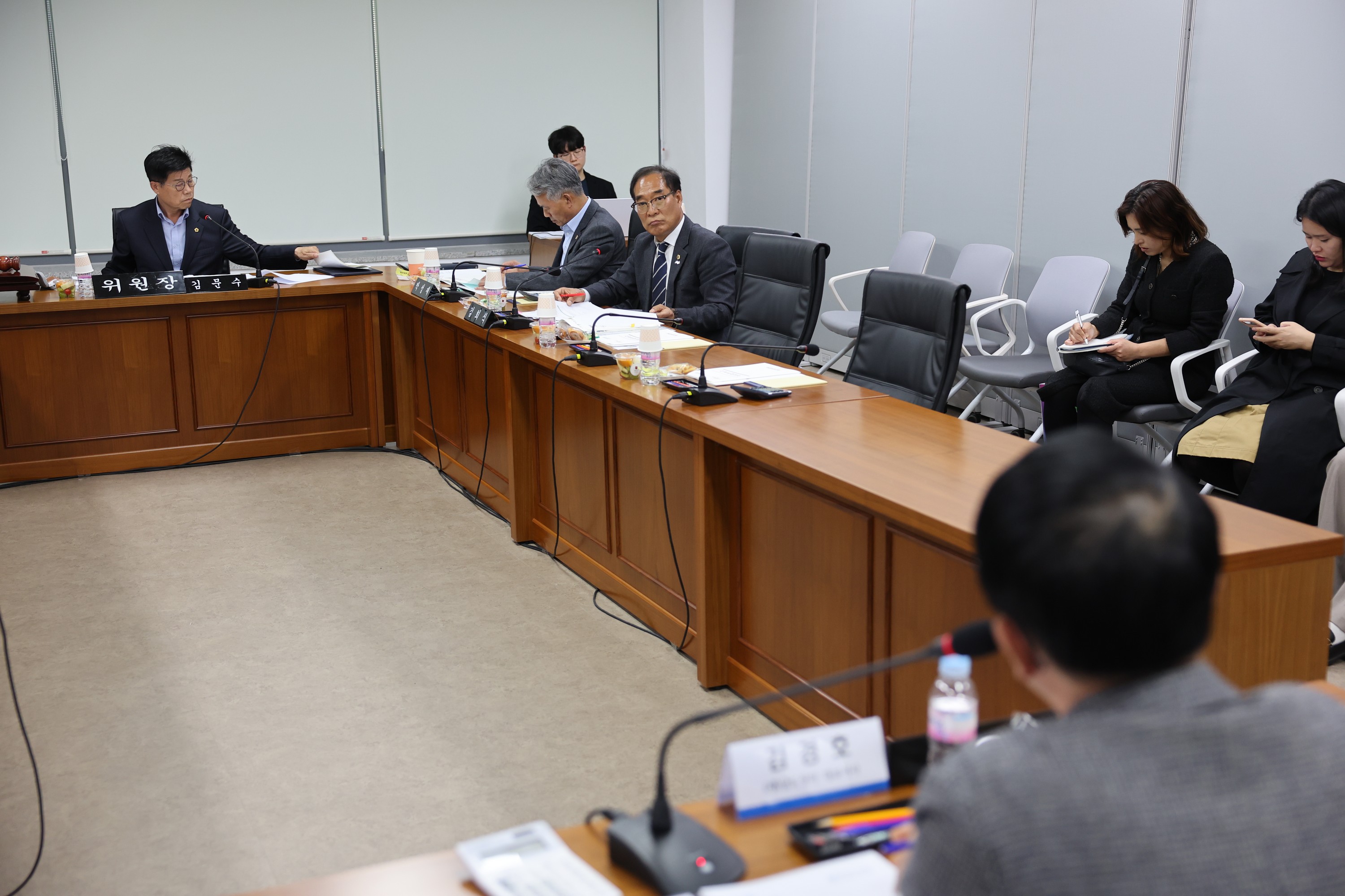 제386회 정례회 농수산위원회 행정사무감사(남도장터) 첨부이미지 : 24년11월11일 제386회 정례회 농수산위원회 행정사무감사 - 103.jpg