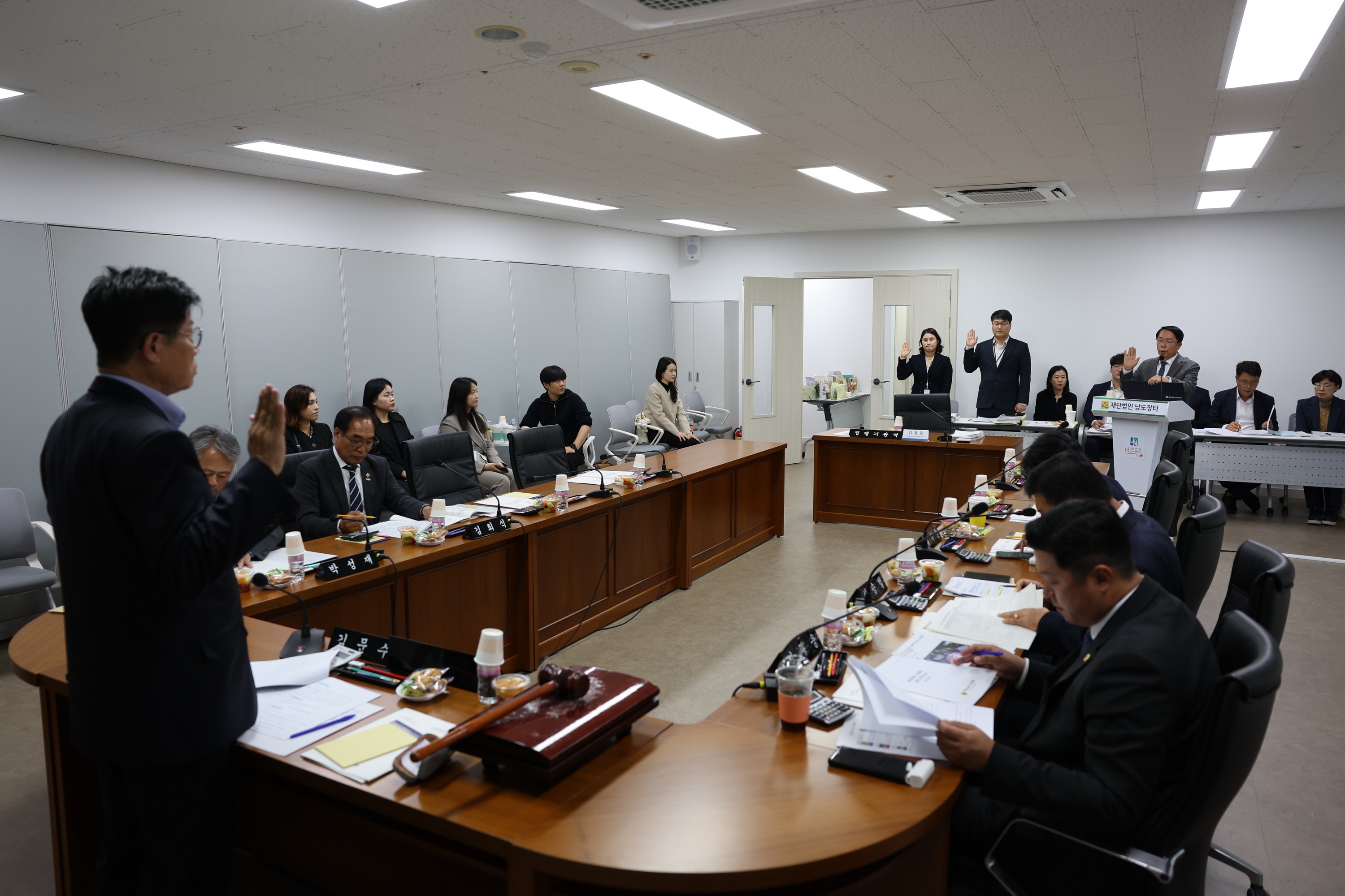 제386회 정례회 농수산위원회 행정사무감사(남도장터) 첨부이미지 : 24년11월11일 제386회 정례회 농수산위원회 행정사무감사 - 093.jpg