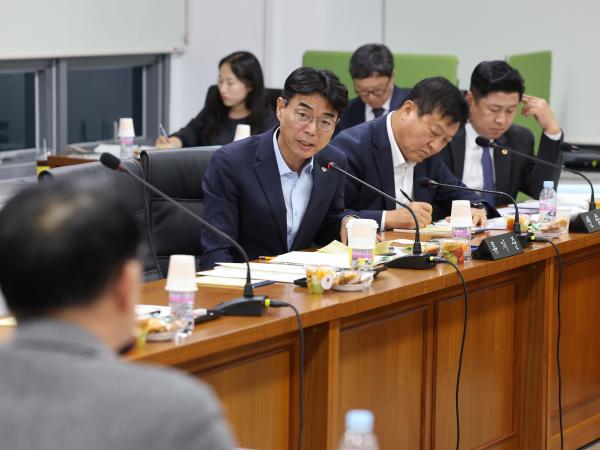 제386회 정례회 농수산위원회 행정사무감사(남도장터) 첨부이미지 : 24년11월11일 제386회 정례회 농수산위원회 행정사무감사 - 122.jpg