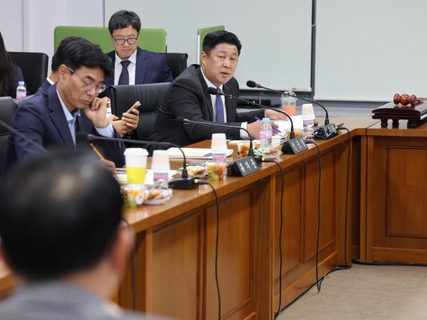 제386회 정례회 농수산위원회 행정사무감사(남도장터) 첨부이미지 : 24년11월11일 제386회 정례회 농수산위원회 행정사무감사 - 135.jpg