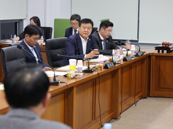 제386회 정례회 농수산위원회 행정사무감사(남도장터) 첨부이미지 : 24년11월11일 제386회 정례회 농수산위원회 행정사무감사 - 126.jpg