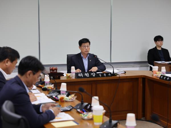 제386회 정례회 농수산위원회 행정사무감사(남도장터) 첨부이미지 : 24년11월11일 제386회 정례회 농수산위원회 행정사무감사 - 087.jpg