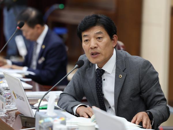 제386회 정례회 교육위원회 행정사무감사 첨부이미지 : 24년11월08일 제386회 정례회 교육위원회 행정사무감사 - 069.jpg