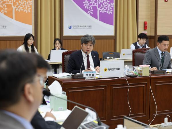 제386회 정례회 교육위원회 행정사무감사 첨부이미지 : 24년11월08일 제386회 정례회 교육위원회 행정사무감사 - 081.jpg