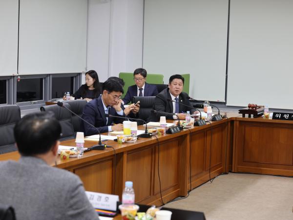 제386회 정례회 농수산위원회 행정사무감사(남도장터) 첨부이미지 : 24년11월11일 제386회 정례회 농수산위원회 행정사무감사 - 138.jpg