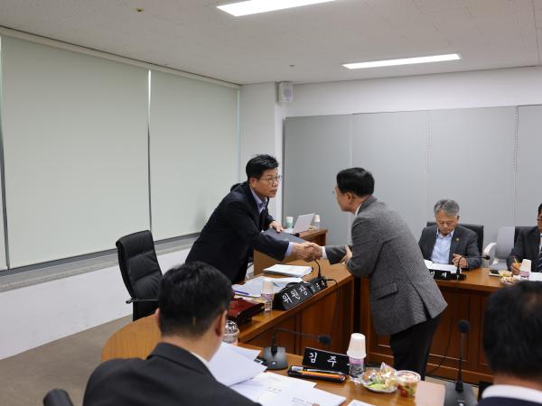 제386회 정례회 농수산위원회 행정사무감사(남도장터) 첨부이미지 : 24년11월11일 제386회 정례회 농수산위원회 행정사무감사 - 095.jpg