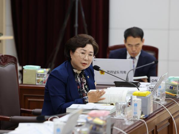 제386회 정례회 교육위원회 행정사무감사 첨부이미지 : 24년11월08일 제386회 정례회 교육위원회 행정사무감사 - 025.jpg