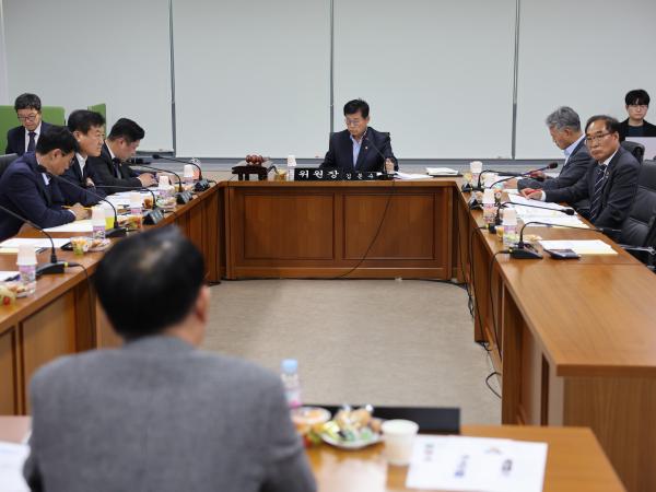 제386회 정례회 농수산위원회 행정사무감사(남도장터) 첨부이미지 : 24년11월11일 제386회 정례회 농수산위원회 행정사무감사 - 104.jpg