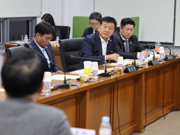 제386회 정례회 농수산위원회 행정사무감사(남도장터) 첨부이미지 : 24년11월11일 제386회 정례회 농수산위원회 행정사무감사 - 127.jpg