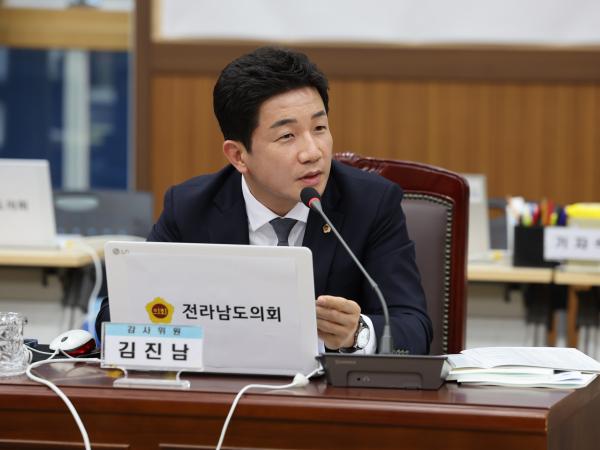 제386회 정례회 교육위원회 행정사무감사 첨부이미지 : 24년11월08일 제386회 정례회 교육위원회 행정사무감사 - 105.jpg