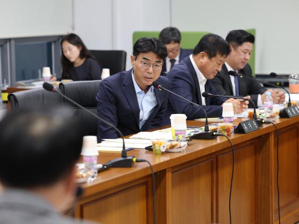 제386회 정례회 농수산위원회 행정사무감사(남도장터) 첨부이미지 : 24년11월11일 제386회 정례회 농수산위원회 행정사무감사 - 117.jpg