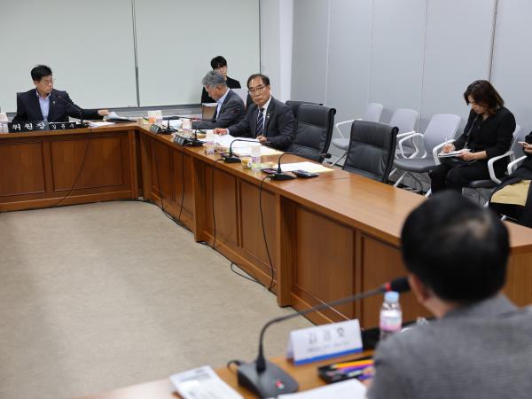 제386회 정례회 농수산위원회 행정사무감사(남도장터) 첨부이미지 : 24년11월11일 제386회 정례회 농수산위원회 행정사무감사 - 103.jpg