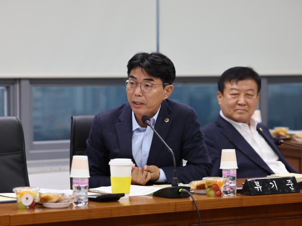 제386회 정례회 농수산위원회 행정사무감사(남도장터) 첨부이미지 : 24년11월11일 제386회 정례회 농수산위원회 행정사무감사 - 115.jpg