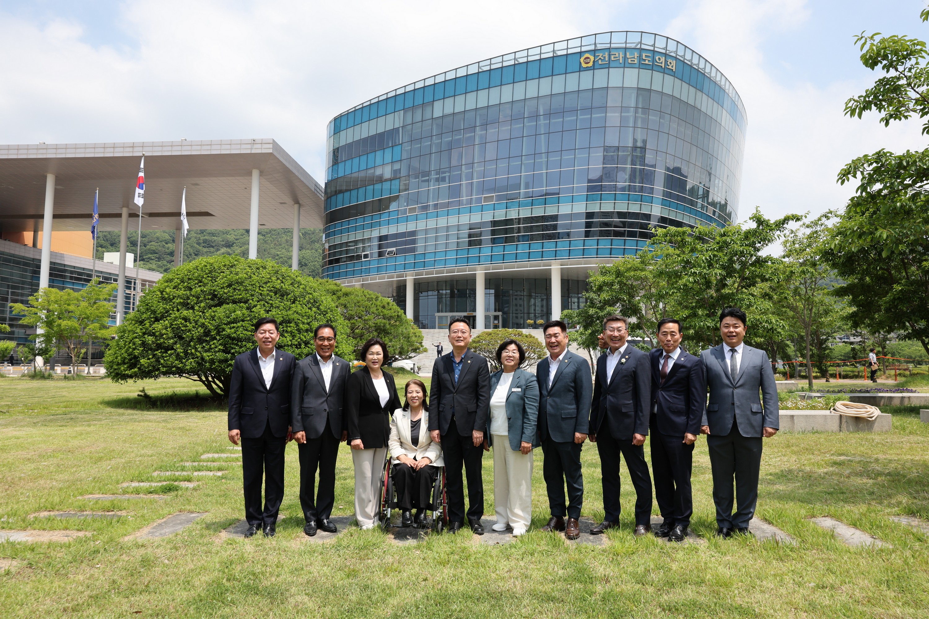 보건복지환경위원회 기념촬영 첨부이미지 : 24년06월04일 보건복지환경위원회 전체촬영 - 007.jpg