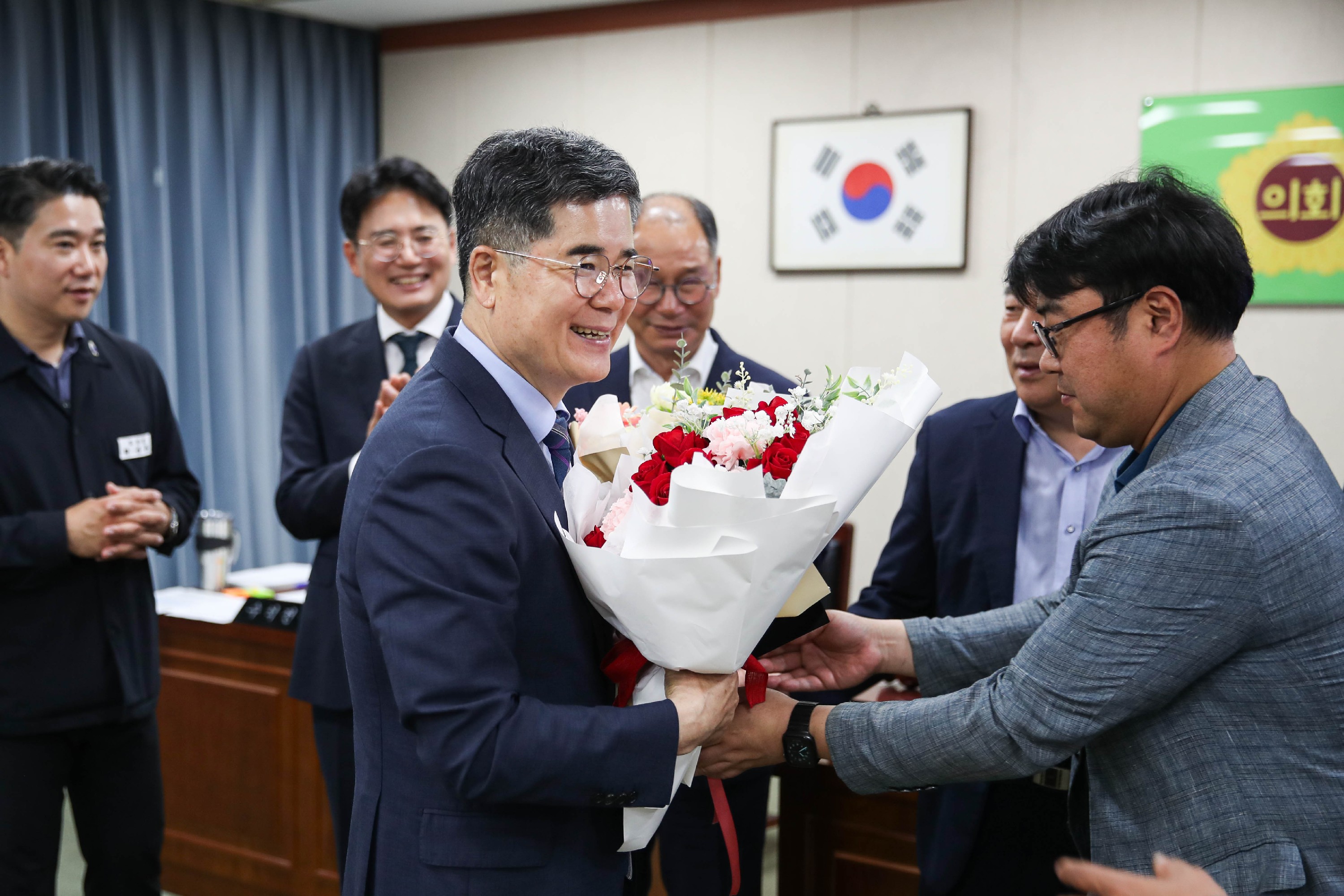 농수산위원회 - 정광현 농축산식품국장 감사패 전달식 첨부이미지 : 24년06월04월 농수산위원회 정광현 농축산식품국장 감사패 전달식_04.jpg
